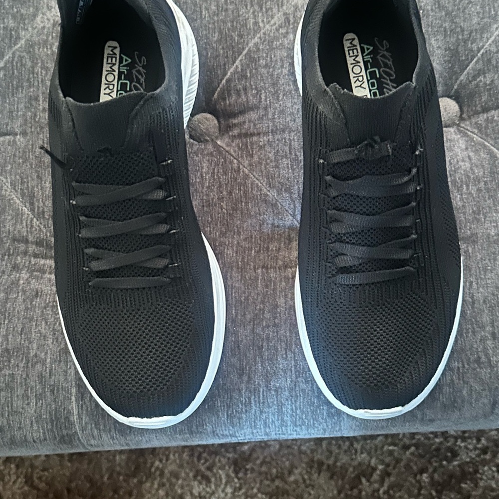 Skechers Black and White Athletic Shoes with Modern Minimalist Design